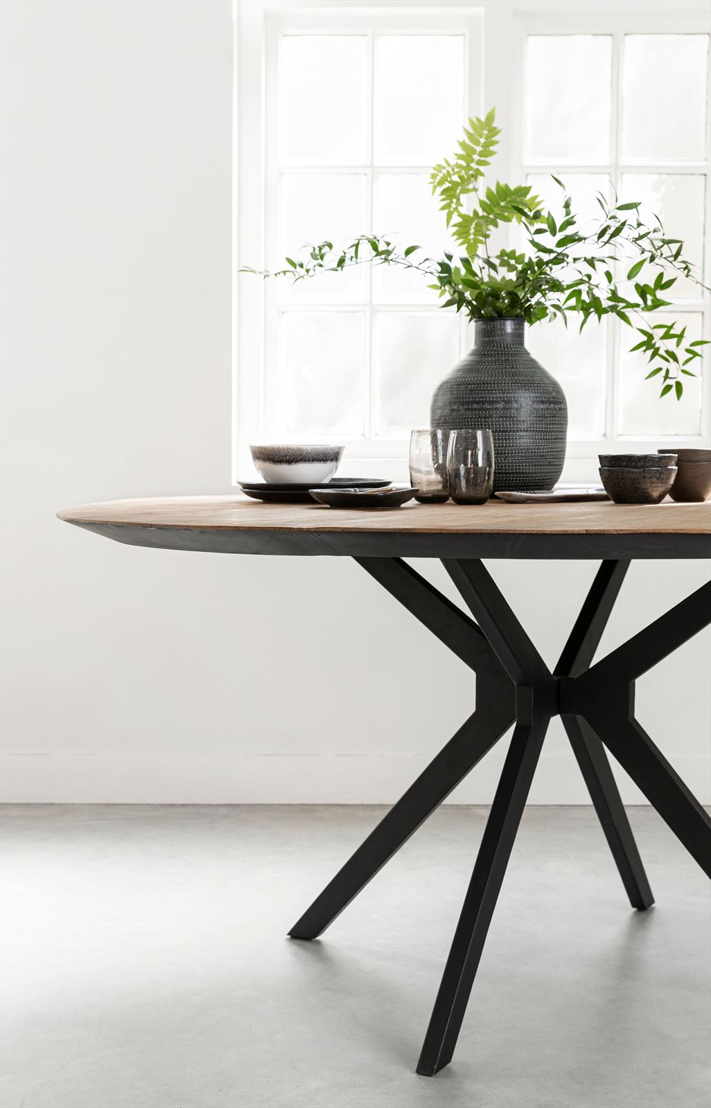 Dining table Metropole round in a room setting