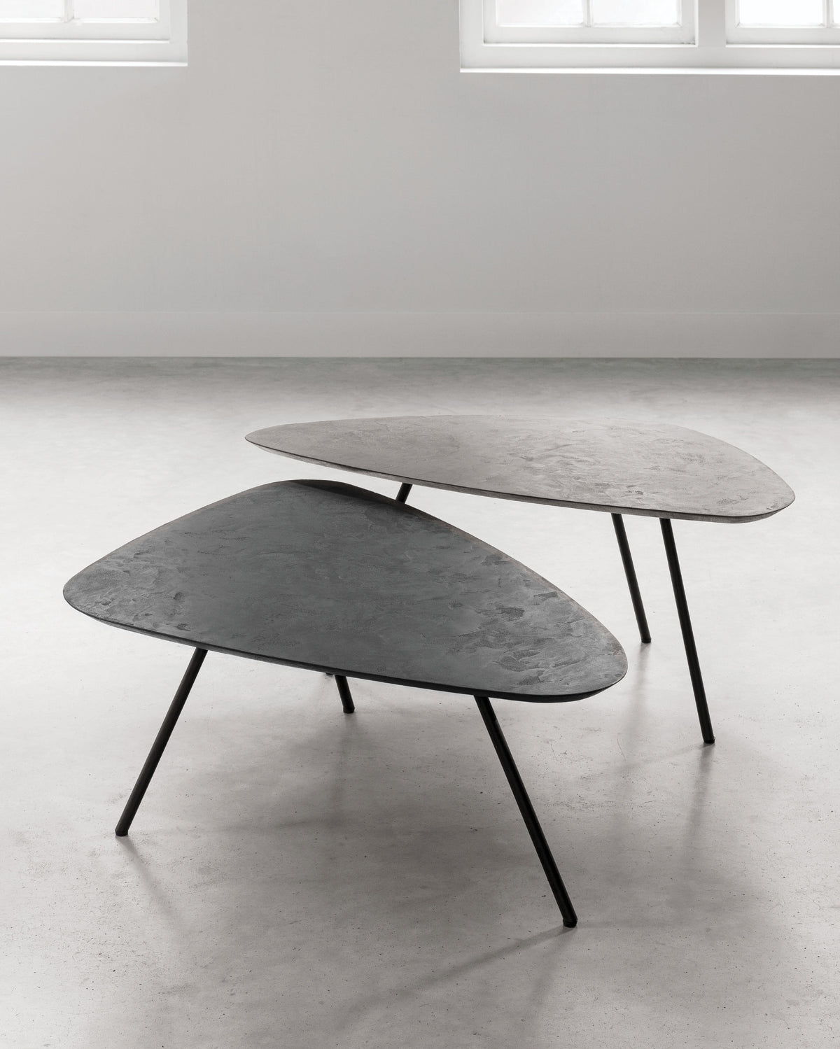 Coffee table Plectro Earth, set of 2 in a room setting