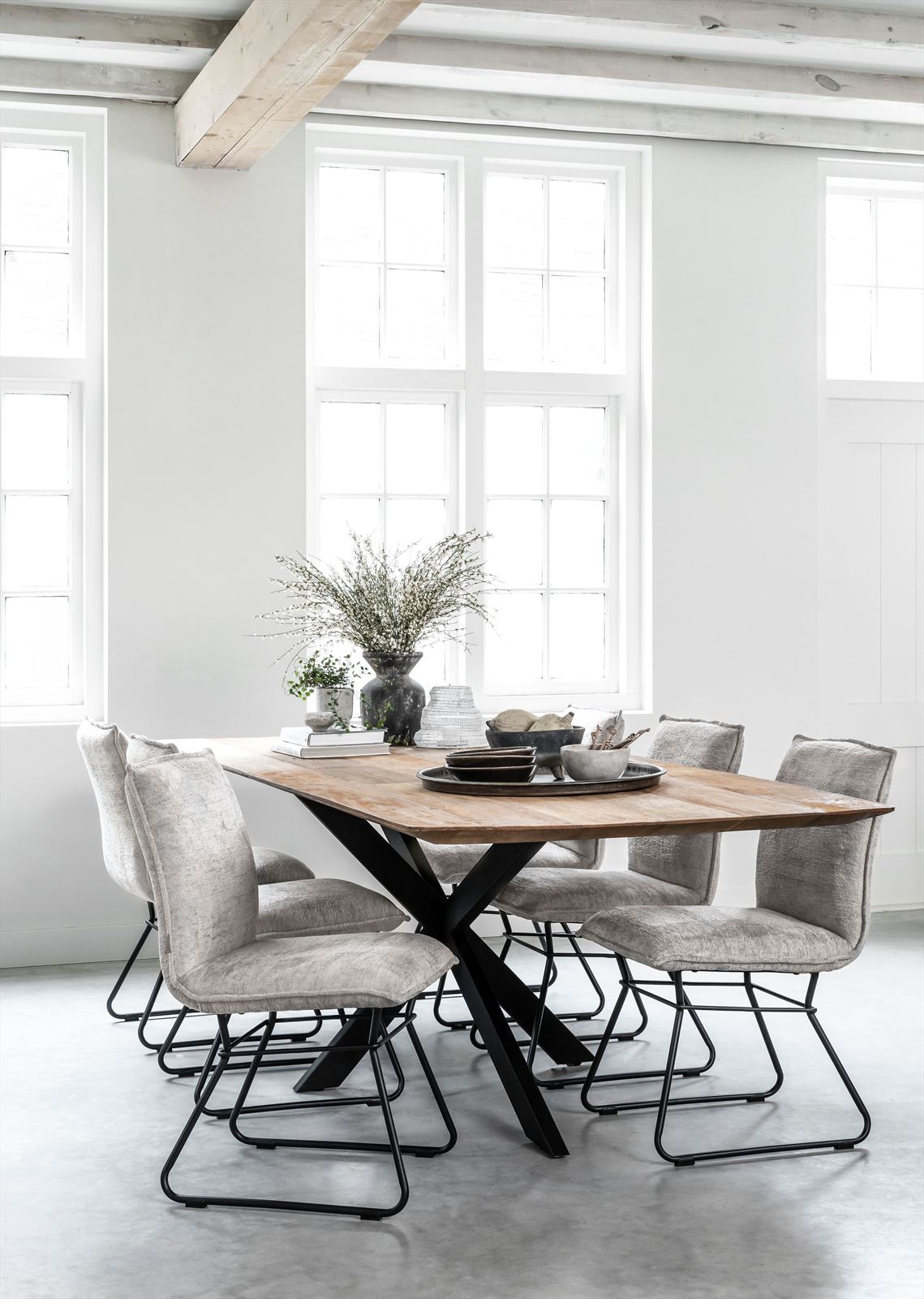 DTP Home Dining table Curves rectangular in a room setting