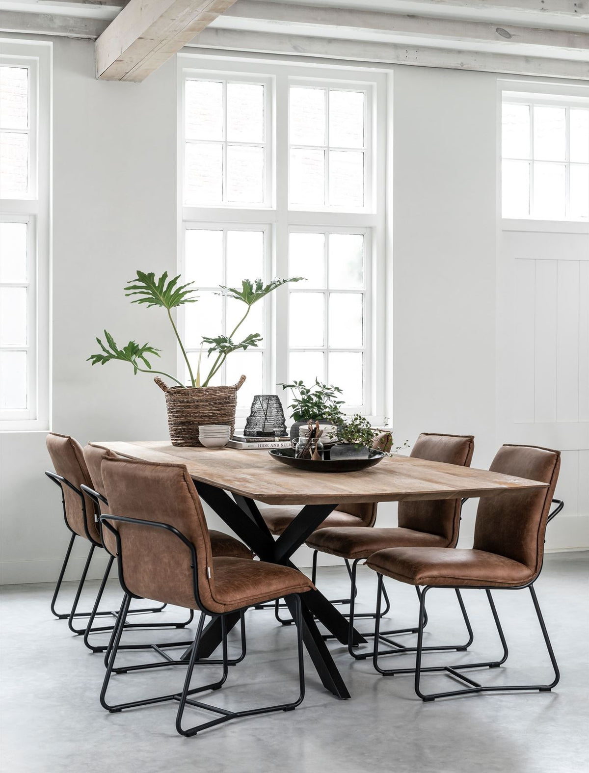 DTP Home Dining table Curves rectangular in a room setting