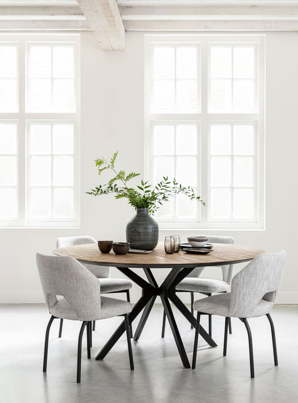 DTP Home Dining table Metropole round in a room setting