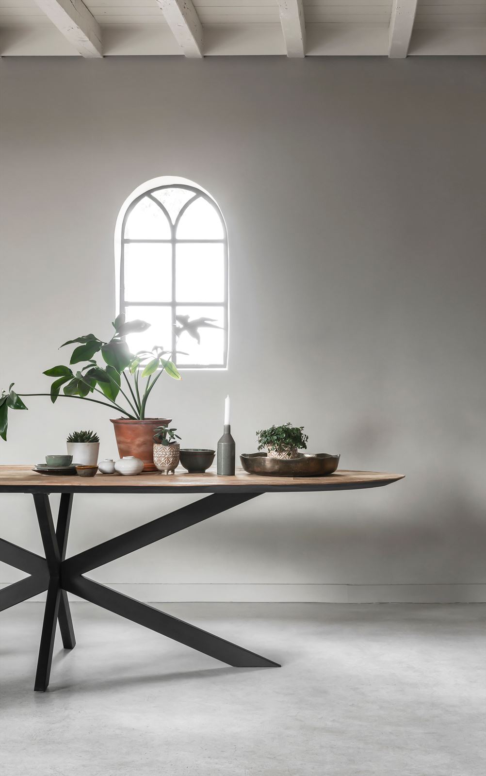 DTP Home Dining table Shape oval in a room setting