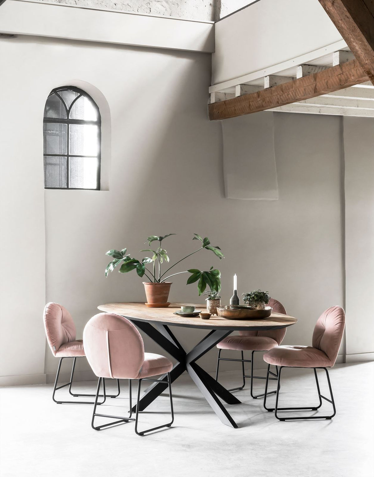 DTP Home Dining table Shape oval in a room setting