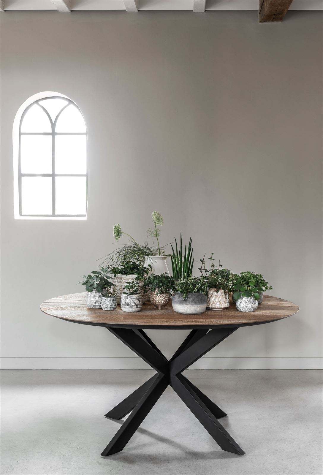 DTP Home Dining table Shape round in a room setting