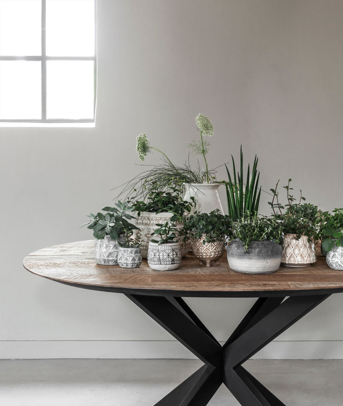 DTP Home Dining table Shape round in a room setting