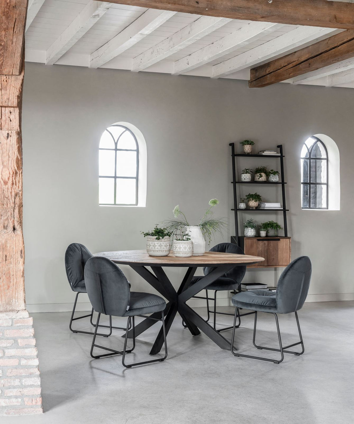 DTP Home Dining table Shape round in a room setting