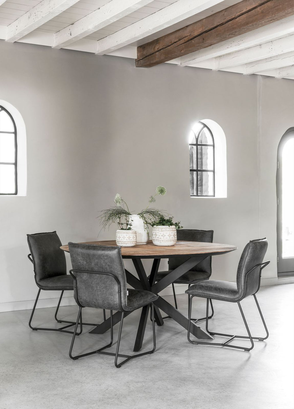 DTP Home Dining table Shape round in a room setting