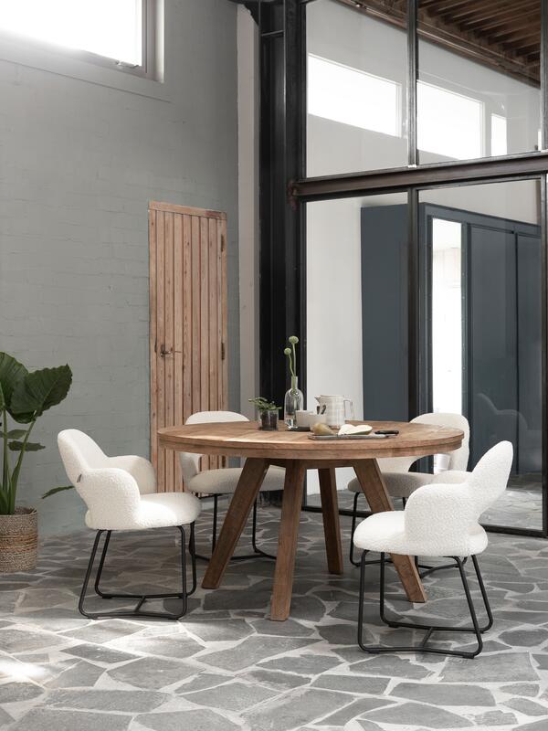 DTP Home Dining table Tradition round in a room setting
