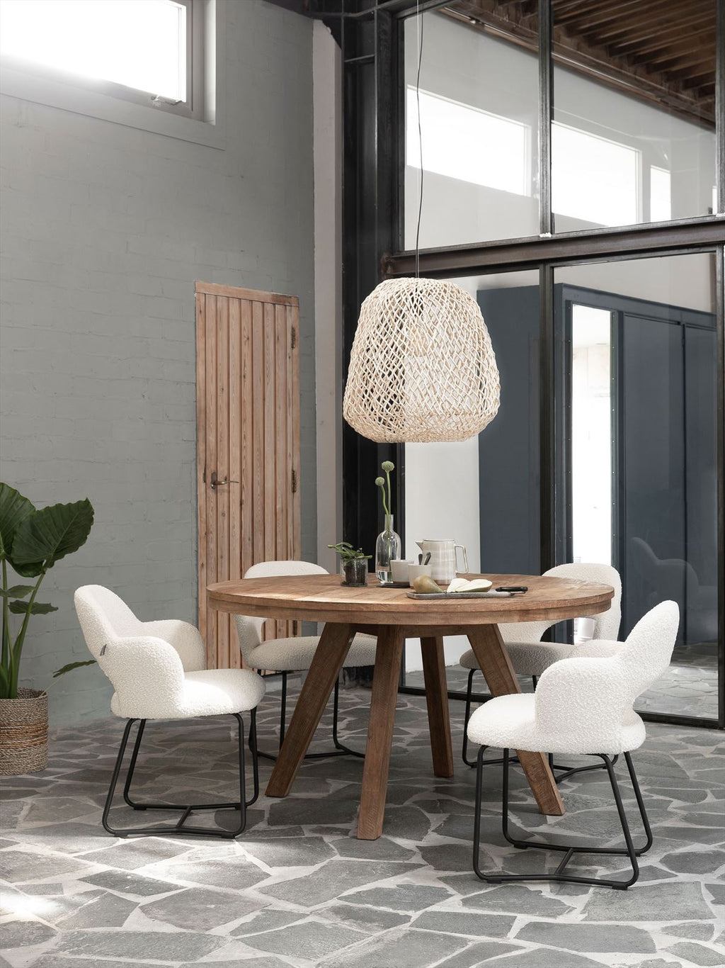 DTP Home Dining table Tradition round in a room setting